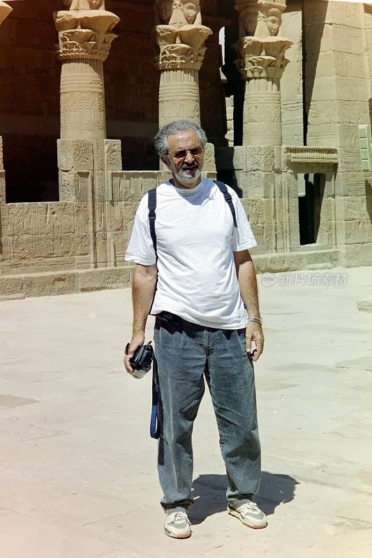 年代。游客带着相机在菲莱岛的伊希斯神庙。阿斯旺，上埃及。