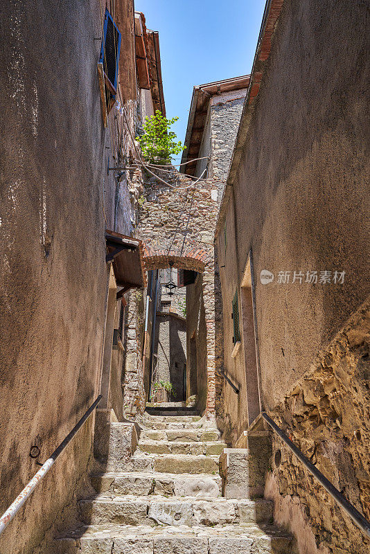 意大利拉齐奥，科罗托萨比诺狭窄的小巷