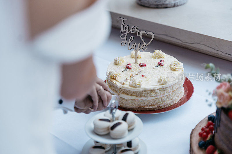 新娘和新郎切婚礼小蛋糕