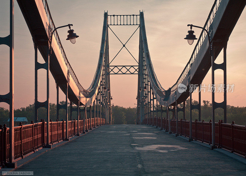 第聂伯罗河上的桥的城市风景照片