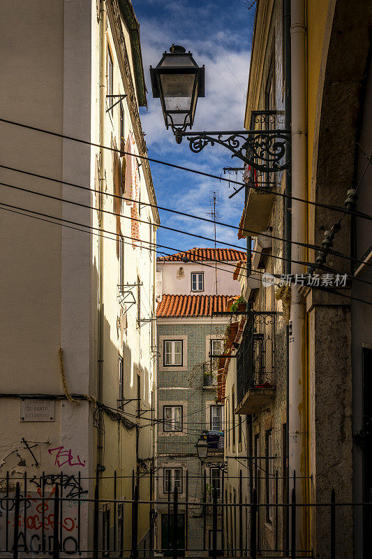里斯本老城一条狭窄小巷的风景