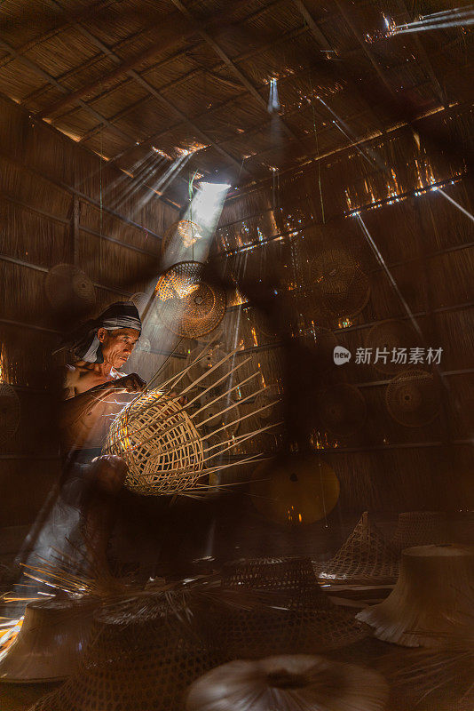 亚细亚村的生活方式，一刻一个当地的男性成年叔叔篮织布匠在一间干草搭的房间里制作竹篮和帽子，景色非常美丽