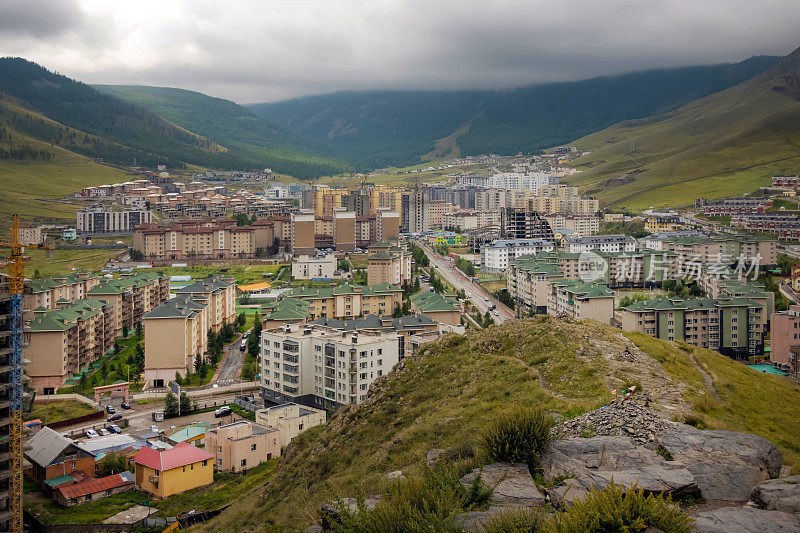多云天的蒙古首都概览。乌兰巴托市景，喜怒无常的天气。