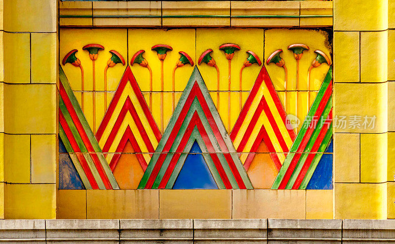 伦敦伊斯灵顿卡尔顿电影院外的埃及风格装饰艺术瓷砖与花朵和金字塔