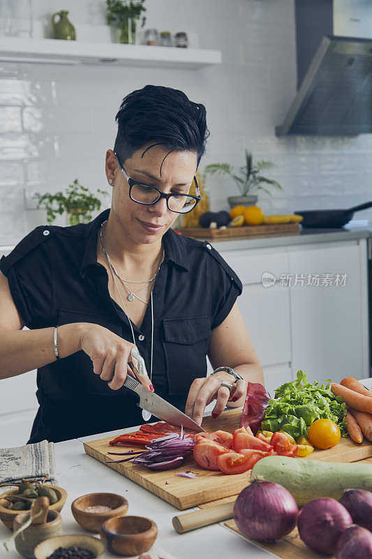 厨房里的现代女性正在准备素食或素菜