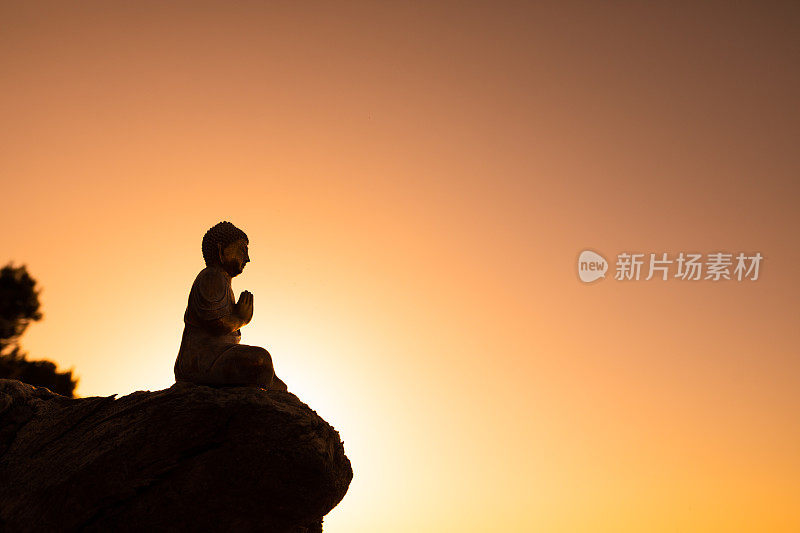 在真正的日出期间，佛陀坐在岩石上的小剪影