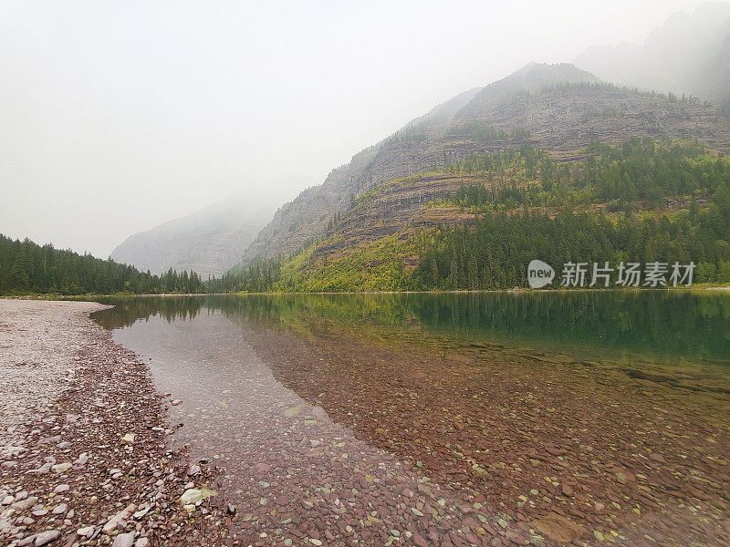 蒙大拿州冰川国家公园雾蒙蒙的一天，雪崩湖