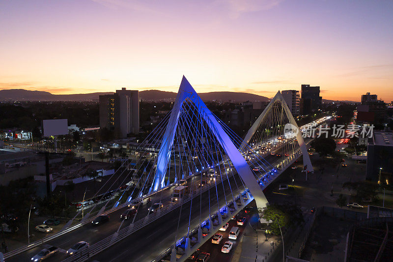 墨西哥哈利斯科州马图特雷姆斯大桥的黄金时刻