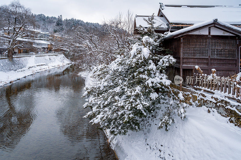 日本高山市村雪与溪水