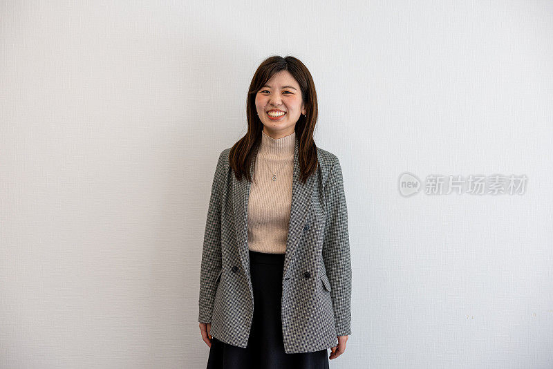 女企业家站在米色背景上的肖像