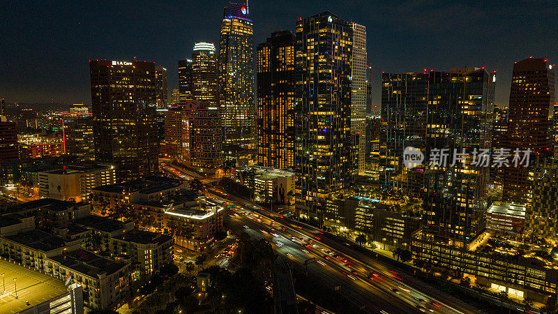 洛杉矶市区夜间鸟瞰图