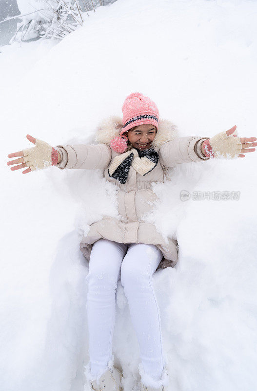 美丽的女性游客在白川乡玩雪，冬天的日本有厚厚的积雪