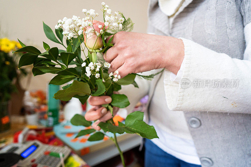 女子在花店制作玫瑰花束