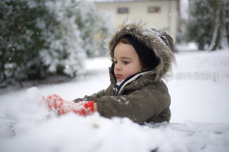 雪地里的孩子