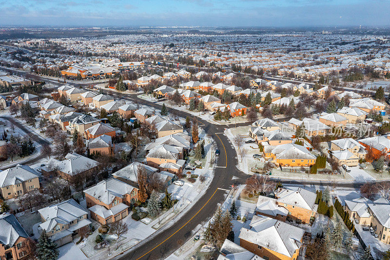 鸟瞰图冻雨后的冬天，在加拿大伍德布里奇的卢瑟福路和伊斯灵顿大街