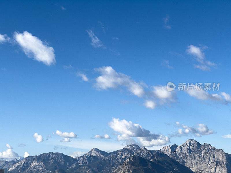 蓝色的天空背景与山