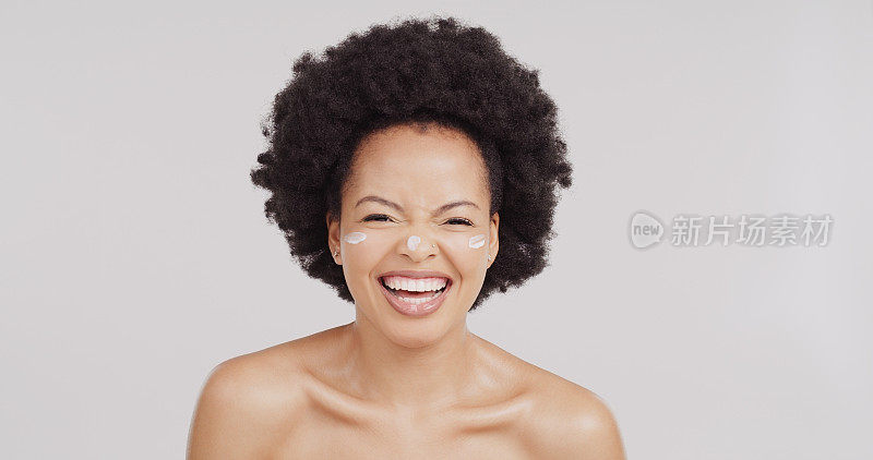 美容脸，肖像或非洲发型的黑人女性与霜的豪华化妆，面部美容和痤疮或黄褐斑保护。护肤品，胶原蛋白水合产品或工作室女孩孤立在灰色背景