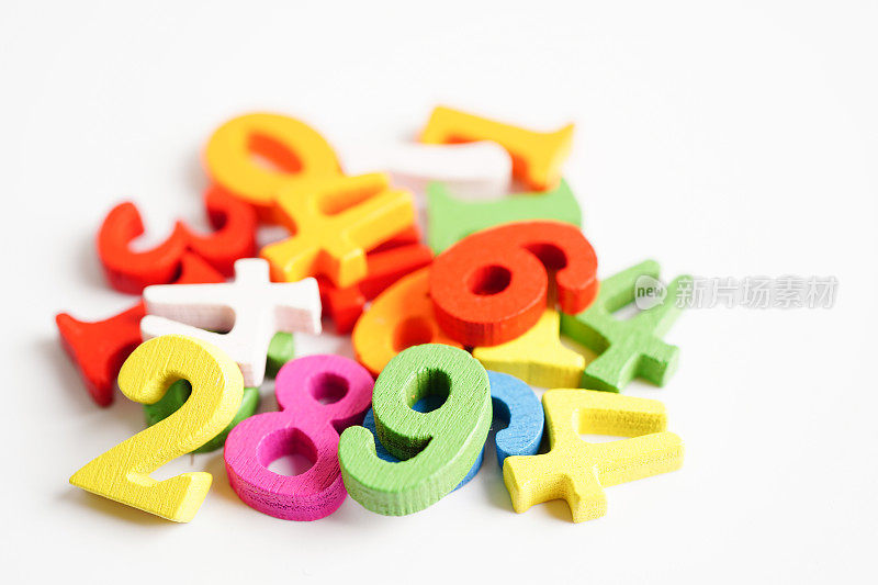 数字木块用于学习数学，教育数学概念。