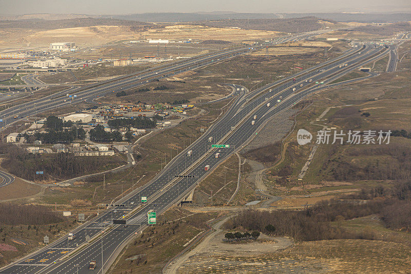 土耳其伊斯坦布尔郊区机场附近的高速公路交通