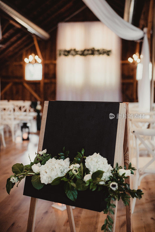 婚礼上的空白黑板上写着鲜花