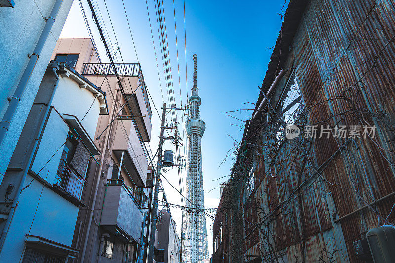 东京天空树位于东京镇的街道上