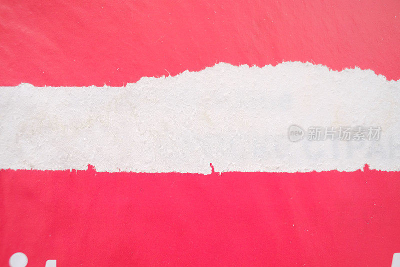 撕破的街头海报背景，撕破的红白纸背景