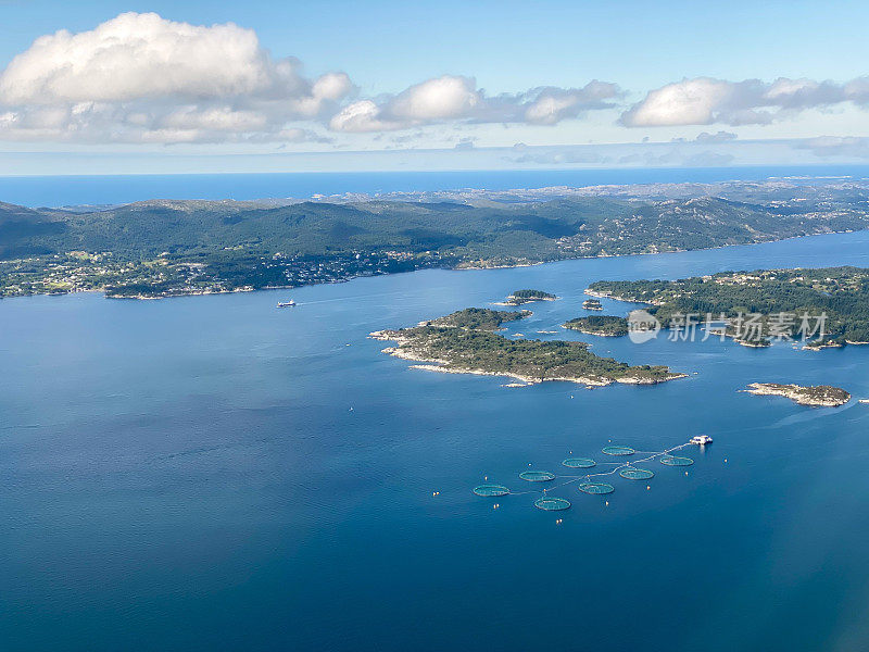 鸟瞰靠近挪威卑尔根市和机场的岛屿，漂浮着鲑鱼养殖场