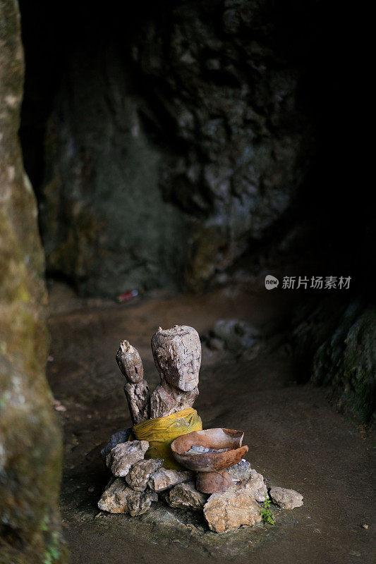 洞穴前的传统托拉加木刻石刻