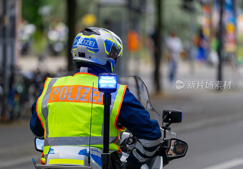 摩托车上的警察后视图