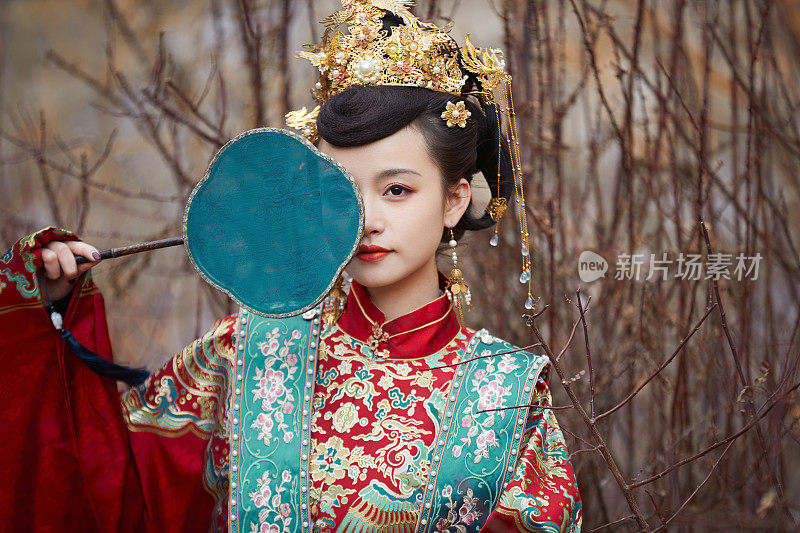 一个年轻的亚洲女孩穿着古老的服装，探索和享受她的周围环境