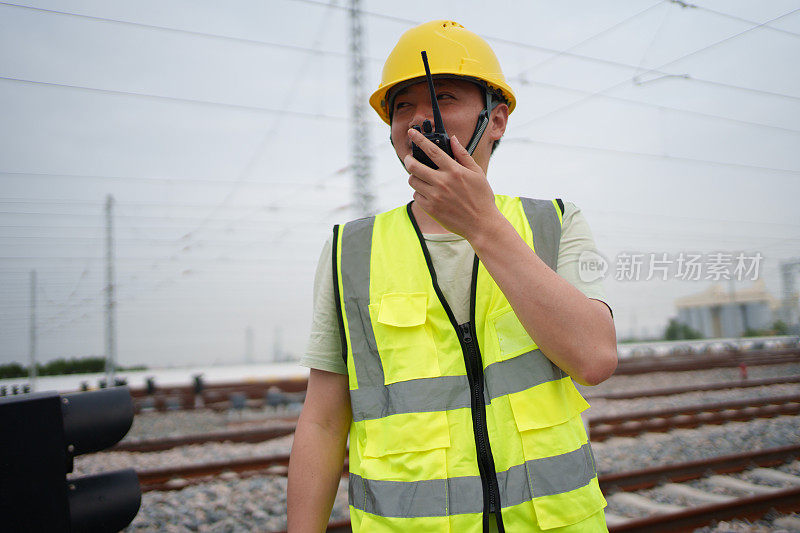 拿着对讲机的铁路工人