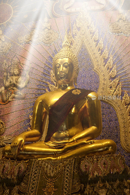 佛寺中金色闪亮的佛像雕塑