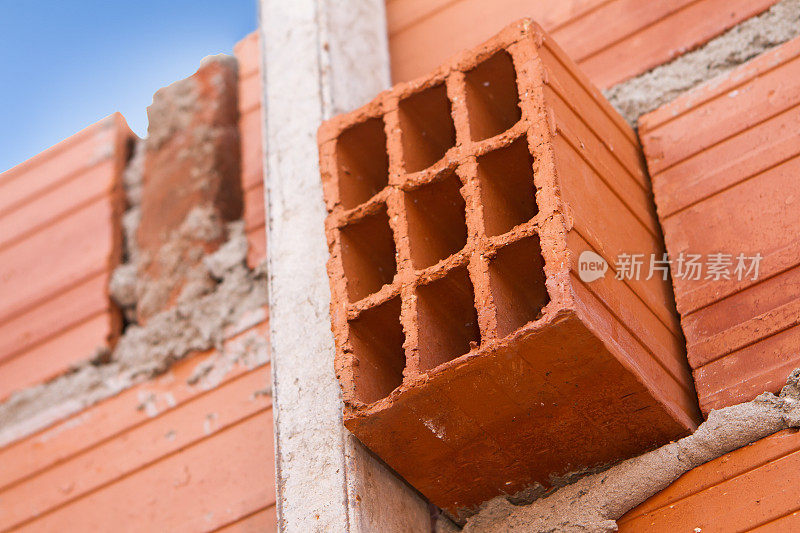 正在建设的建筑。外墙砖和水泥墙的细节