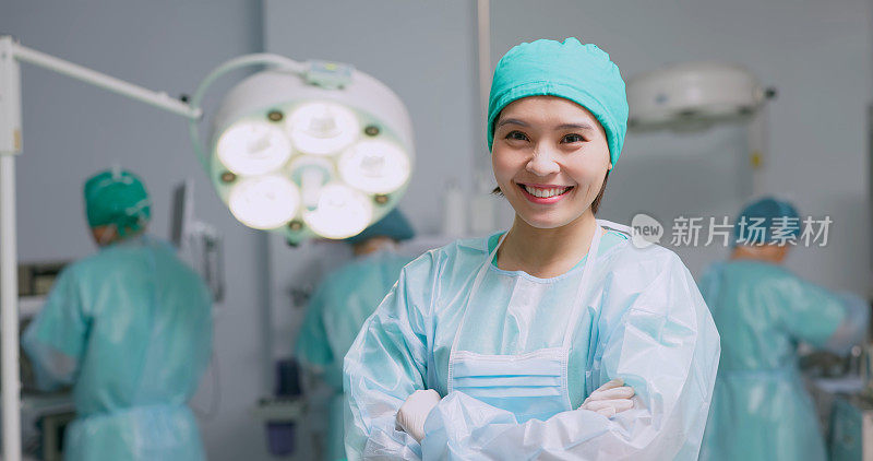 女外科医生对你微笑