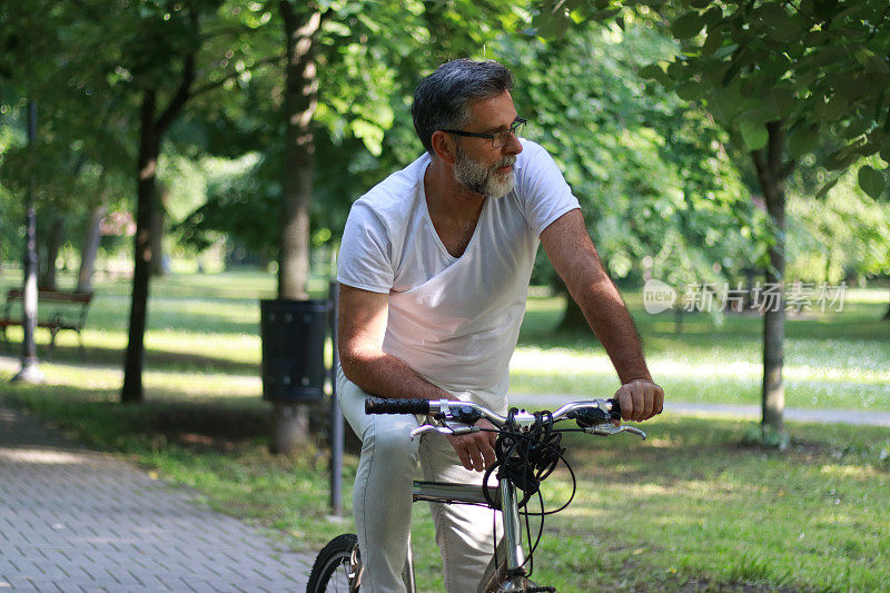 活跃的老年人在公园骑自行车
