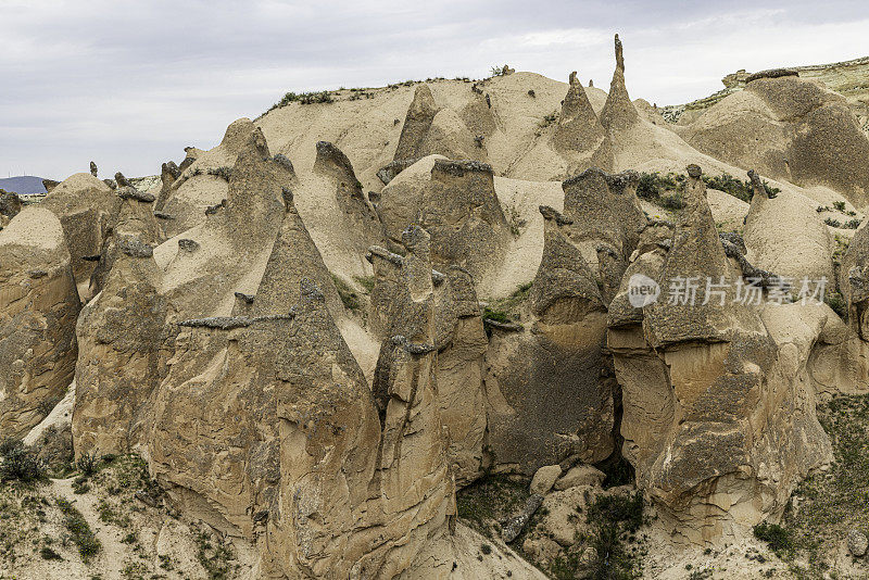 Devrent谷也被称为想象谷，揭示了许多不同的岩层。戈雷姆，卡帕多西亚，土耳其