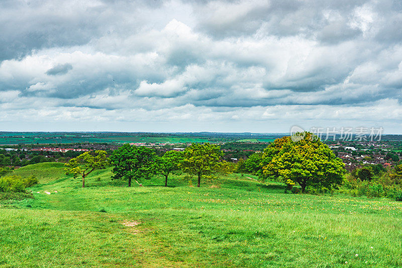 英国邓斯特布尔唐斯，夏天阴天从山上看到的英国风景