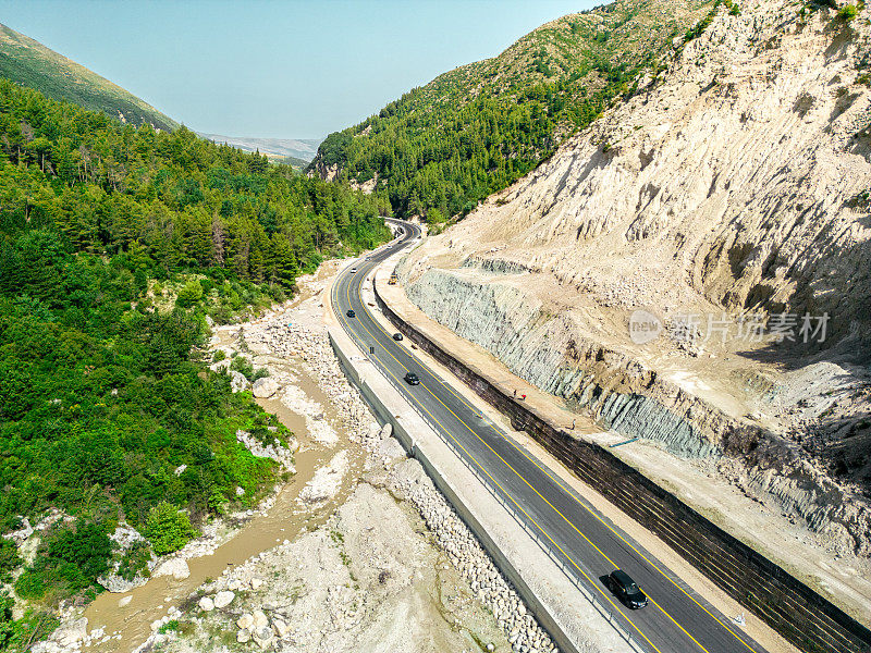 挖掘机在道路施工现场移动岩石，鸟瞰图