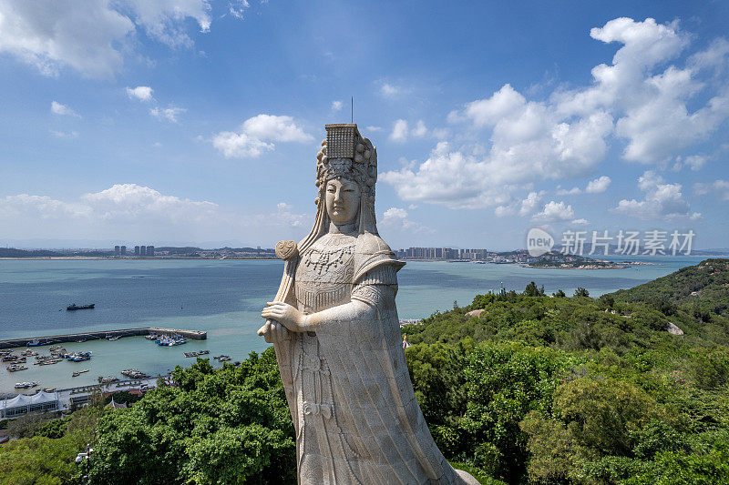 鸟瞰蓝天白云中的妈祖海神雕像