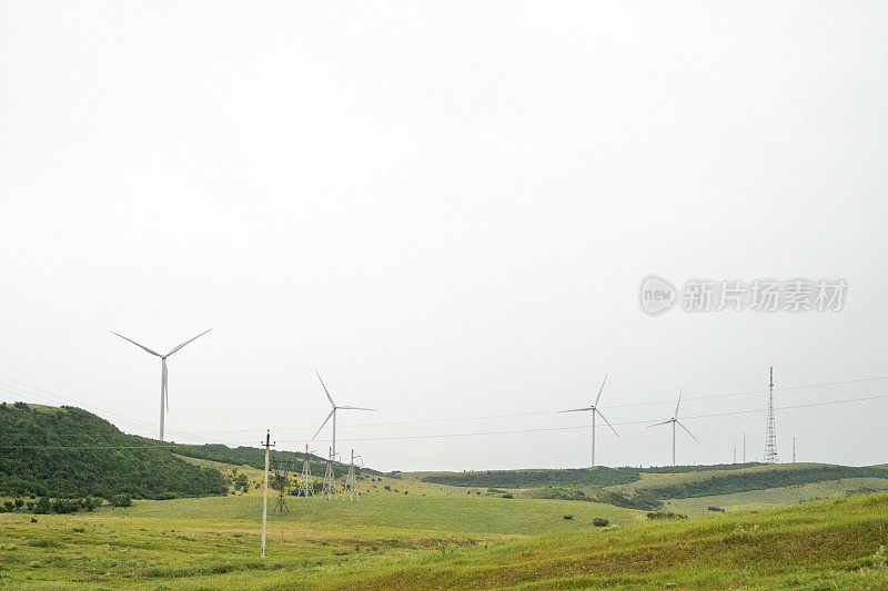 乔治亚州哥里附近有风力发电机和电线的绿色景观