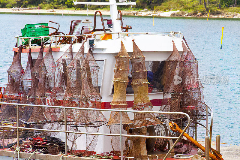渔网挂在渔船上，在港口晾晒。Rías西班牙加利西亚拜哈斯。