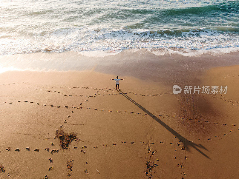 夕阳下沙滩上的男人