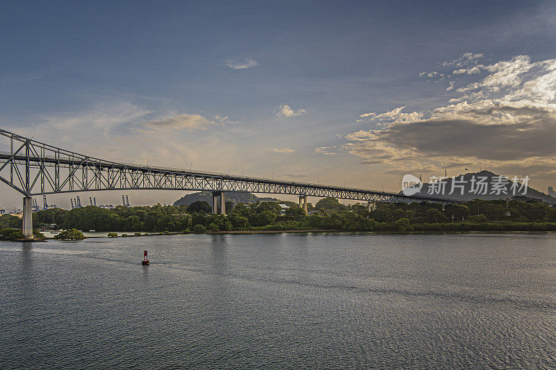 美洲大桥东侧，在巴拿马运河入口登陆