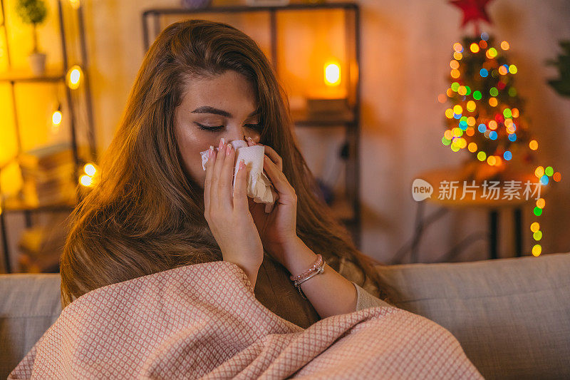 沮丧的年轻女子在家里哭泣