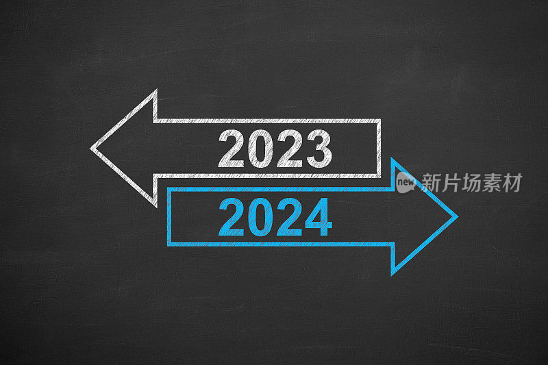 旧的一年或新的2024年在黑板背景