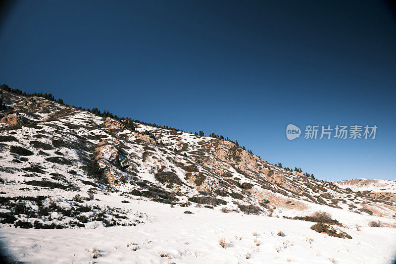 天山山景在一个阳光明媚的冬日