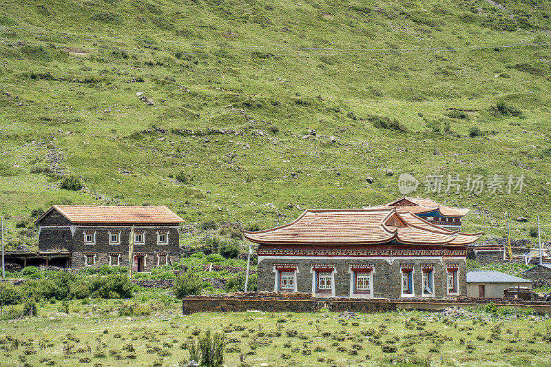 西藏草原上的藏式民居