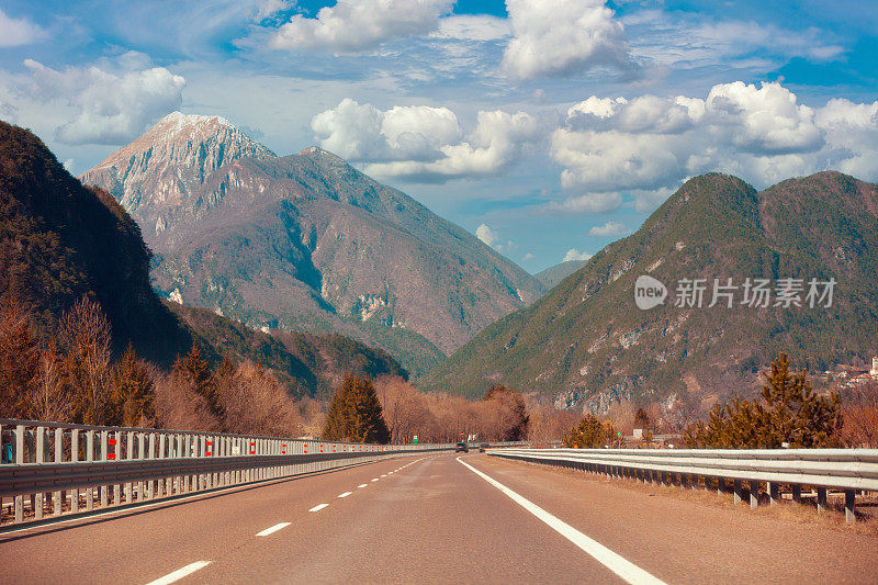 在阳光明媚的日子里，透过挡风玻璃看到美丽的山景。在欧洲之峰国家公园的山路上开车。坎塔布里亚，西班牙，欧洲