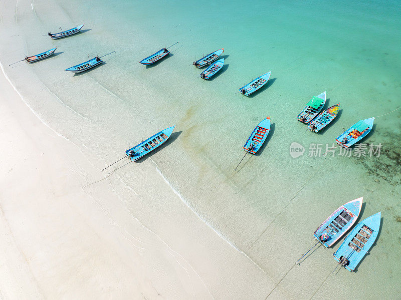 泰国帕岸岛著名的哈德林满月海滩上的长尾船