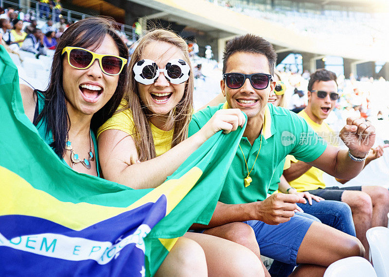 快乐的球迷举起巴西国旗